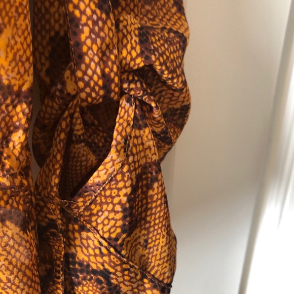 NWT fun print blouse with fitted belt waist - Picture 4 of 7